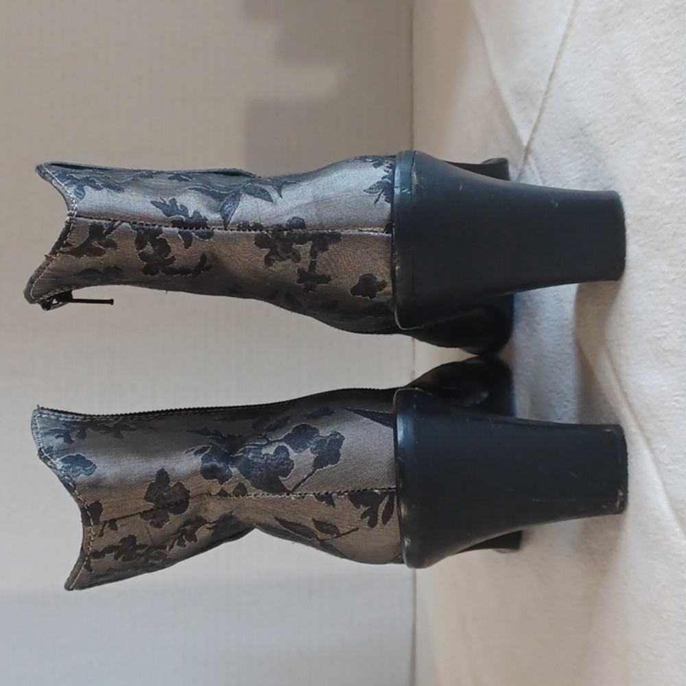Free People, Barclay Gray Black Floral Brocade Ankle Boots Size 37 - Picture 6 of 8